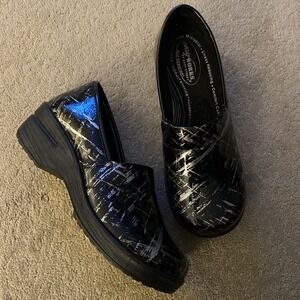 EASY WORKS BY EASY STREET "LAURIE" WOMEN'S WORK CLOGS BLACK PATENT SIZE 9W